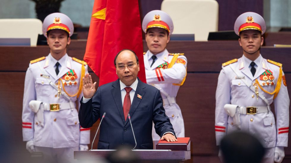 Tân Chủ tịch nước Cộng hòa xã hội chủ nghĩa Việt Nam Nguyễn Xuân Phúc tuyên thệ trước Quốc hội.