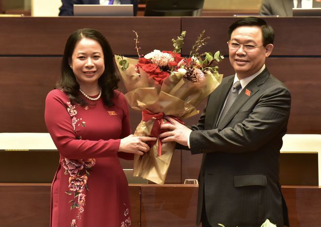 Chủ tịch Quốc hội Vương Đình Huệ tặng hoa tân Phó chủ tịch nước Võ Thị Ánh Xuân. Nguồn: TTXVN