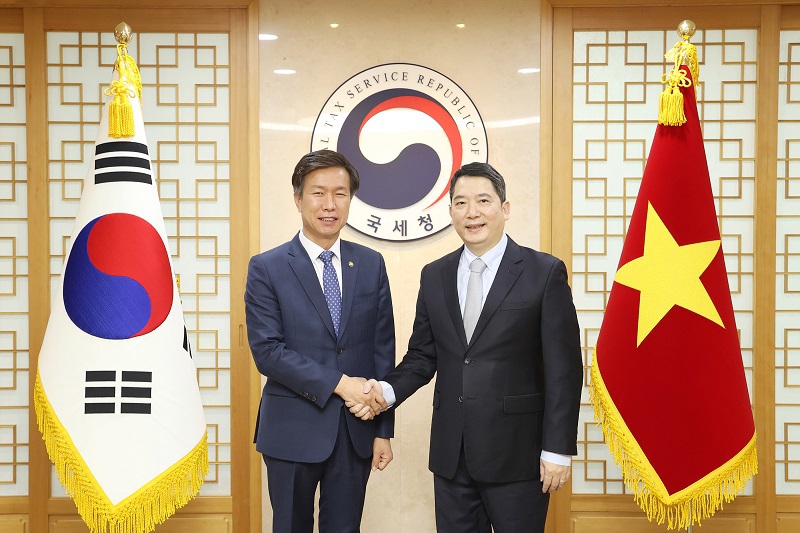 Tổng cục trưởng Tổng cục Thuế Việt Nam Cao Anh Tuấn và ông Dae Ji KIM - Tổng cục trưởng cơ quan thuế Quốc gia Hàn Quốc.