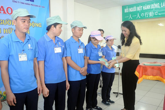 Bà Lê Minh Lý, Giám đốc BHXH tỉnh Bình Dương, trong một dịp trao sổ BHXH cho công nhân