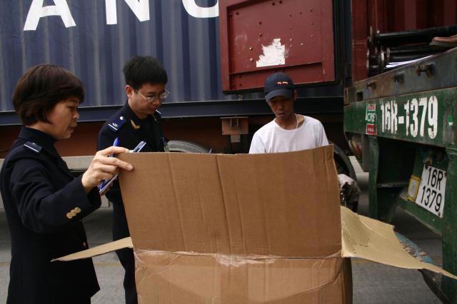 Công chức Hải quan Hà Nội kiểm tra hàng hóa nhập khẩu.