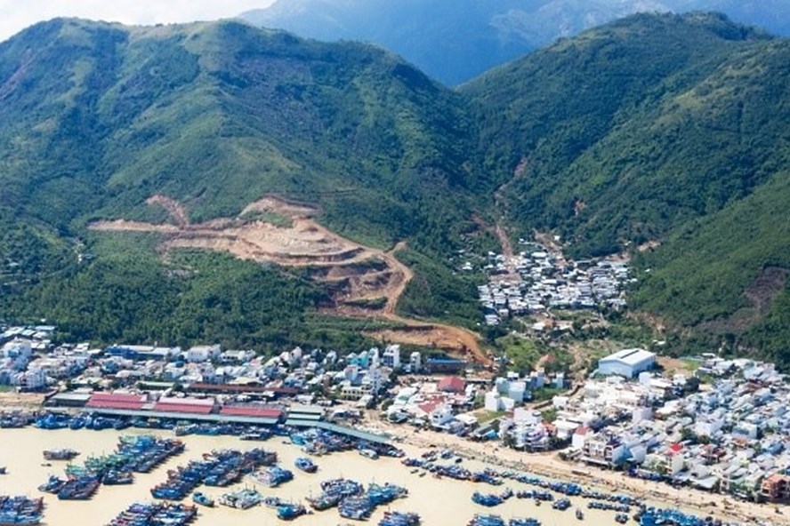 Hàng trăm hộ dân xây nhà trái phép ở chân núi thôn Thành Phát, xã Phước Đồng, TP. Nha Trang, Khánh Hòa. Ảnh: bãoaydung.vn