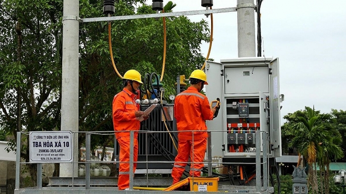 Công nhân Tổng Công ty Điện lực Hà Nội vận hành cung cấp điện cho các phụ tải trên địa bàn. Nguồn: TTXVN
