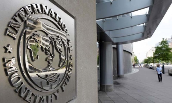 Nghiên cứu của IMF chỉ ra, việc trả lương các quan chức ngành Thuế ở Pakistan dựa trên hiệu suất công việc đã tăng doanh thu thuế, nhưng đồng thời cũng tăng tỷ lệ hối lộ. Nguồn: AFP