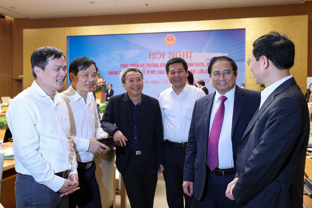 Thủ tướng Phạm Minh Chính trao đổi với các đại biểu bên lề Hội nghị.
