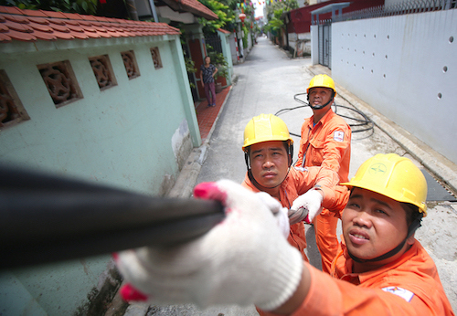  Công nhân điện lực Hà Nội kiểm tra đường dây điện trước mùa nắng nóng. Nguồn: vnexpress.net