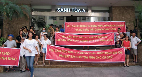 Cư dân tổ chức căng băng rôn tại một dự án ở Hà Nội. Nguồn: Cư dân cung cấp