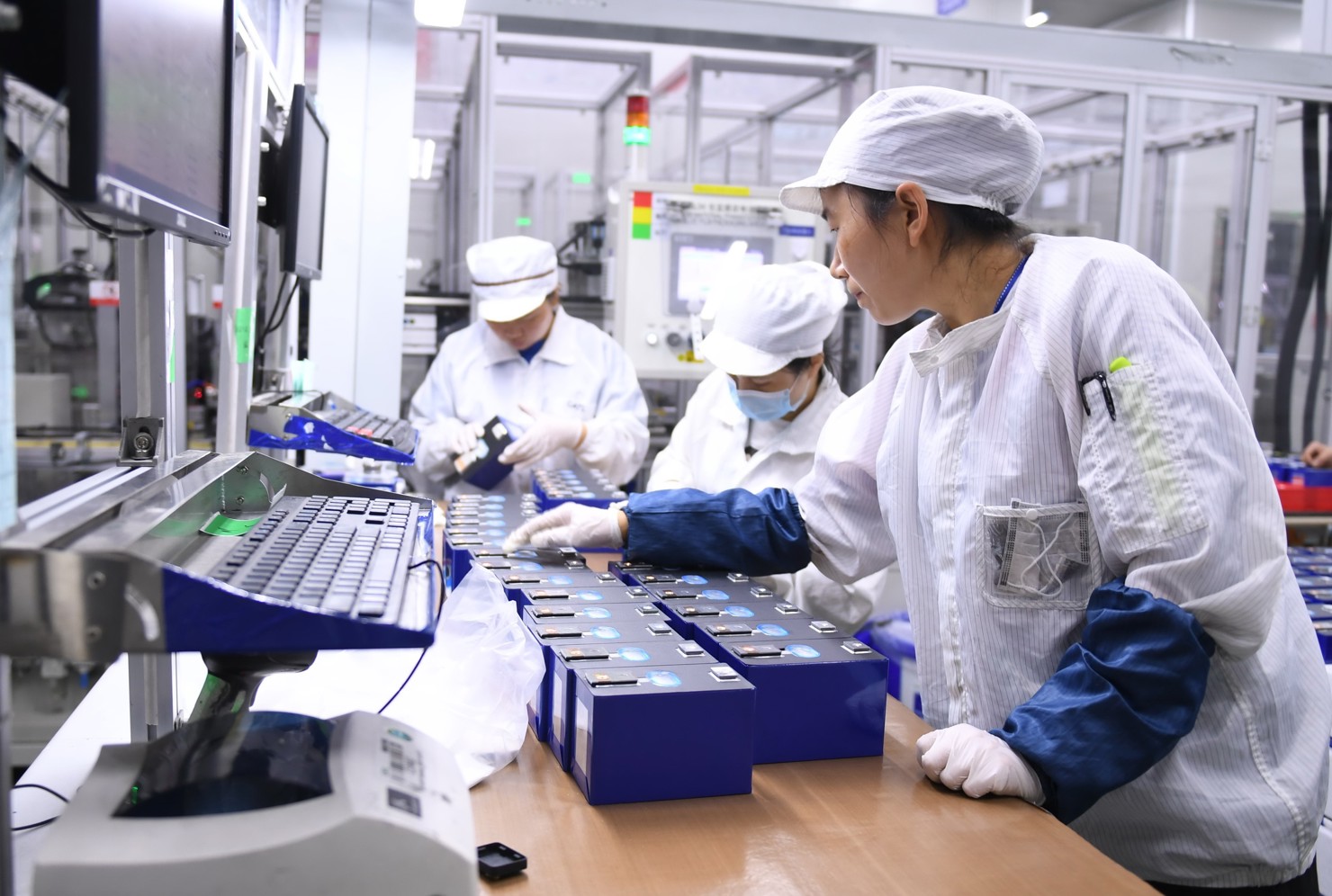 Công nhân làm việc tại nhà máy ở Ninh Đức, tỉnh Phúc Kiến, Trung Quốc. Nguồn: THX/TTXVN