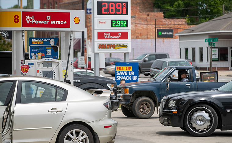  Giá xăng dầu tại nhiều nơi thuộc Bờ Đông Hoa Kỳ đã chạm mức cao nhất kể từ năm 2014 do tình trạng thiếu hụt nguồn cung và nhiều người tiêu dùng đổ xô mua tích trữ (Ảnh: CNN)