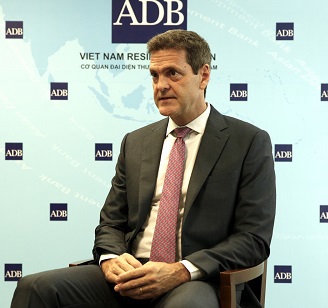 Gi&aacute;m đốc ADB Việt Nam Andrew Jeffries