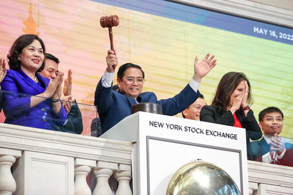 Thủ tướng Chính phủ Phạm Minh Chính gõ búa kết thúc phiên giao dịch tại Sàn giao dịch chứng khoán New York (NYSE) ngày 16/5 theo giờ địa phương. Nguồn: chinhphu.vn