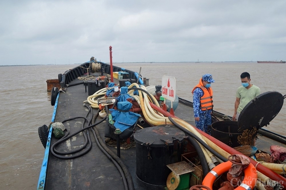 Cảnh sát thuộc Bộ Tư lệnh Cảnh sát biển bắt giữ một chiếc tàu vận chuyển dầu DO trái phép