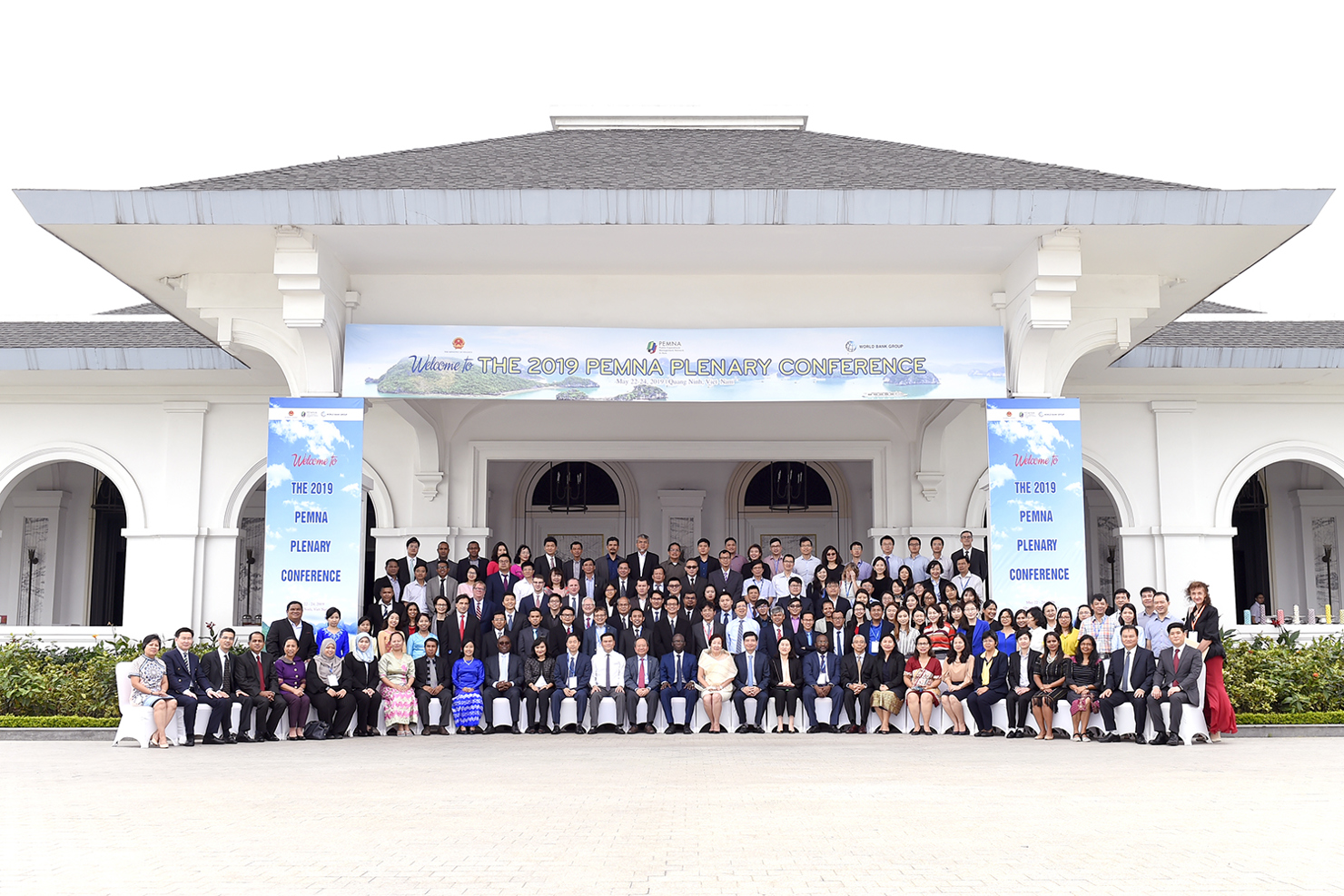 Các đại biểu tham dự Hội nghị toàn thể Mạng lưới quản lý chi tiêu công tại Châu Á (PEMNA) năm 2019 chụp ảnh lưu niệm.