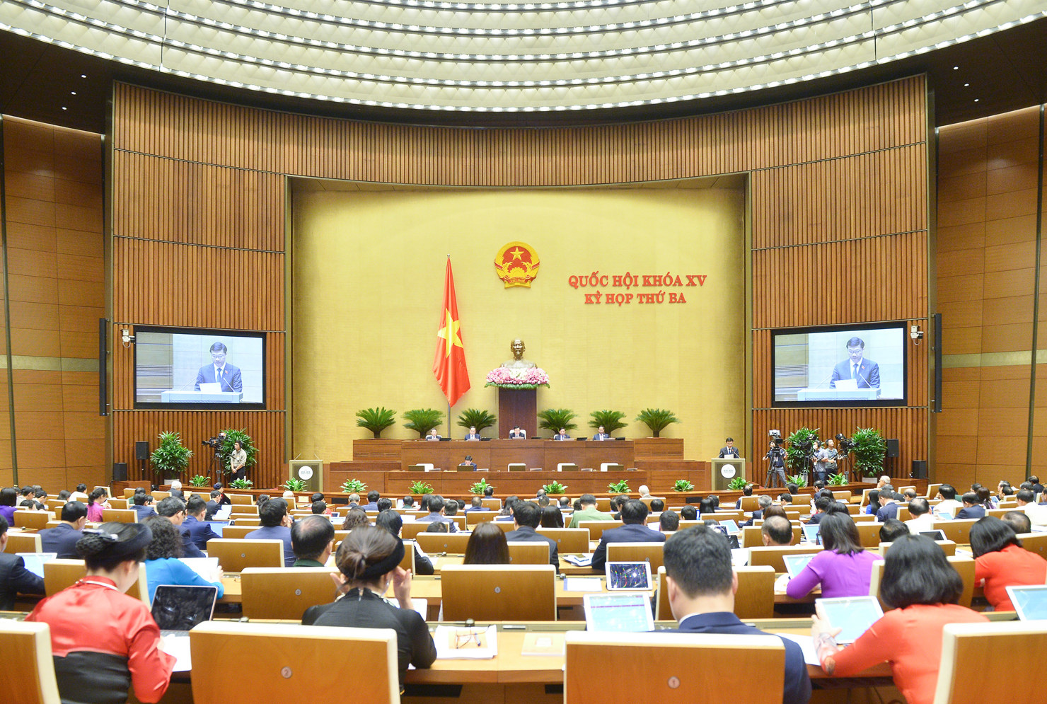 Quốc hội nghe Chủ nhiệm Ủy ban Kinh tế của Quốc hội Vũ Hồng Thanh trình bày Báo cáo thẩm tra đánh giá bổ sung kết quả thực hiện Kế hoạch phát triển kinh tế - xã hội và ngân sách nhà nước (NSNN) năm 2021; tình hình thực hiện những tháng đầu năm 2022.