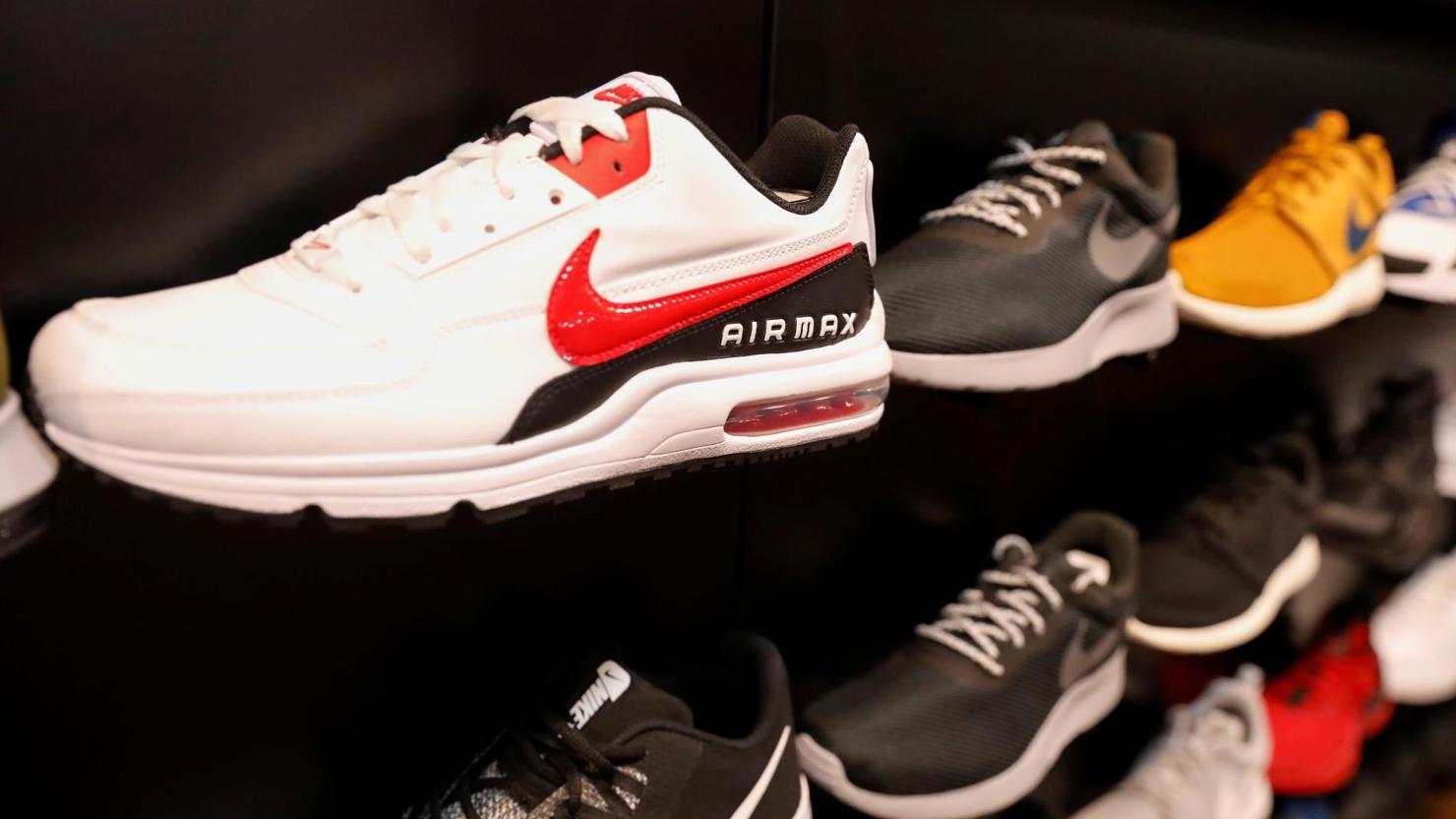 Các thương hiệu giày nổi tiếng như Nike, Adidas, Puma, Converse, Crocs,… đồng loạt phản đối việc chính phủ áp thuế lên các sản phẩm da giày trong nhóm 300 tỷ USD hàng hóa Trung Quốc. Nguồn: Reuters.