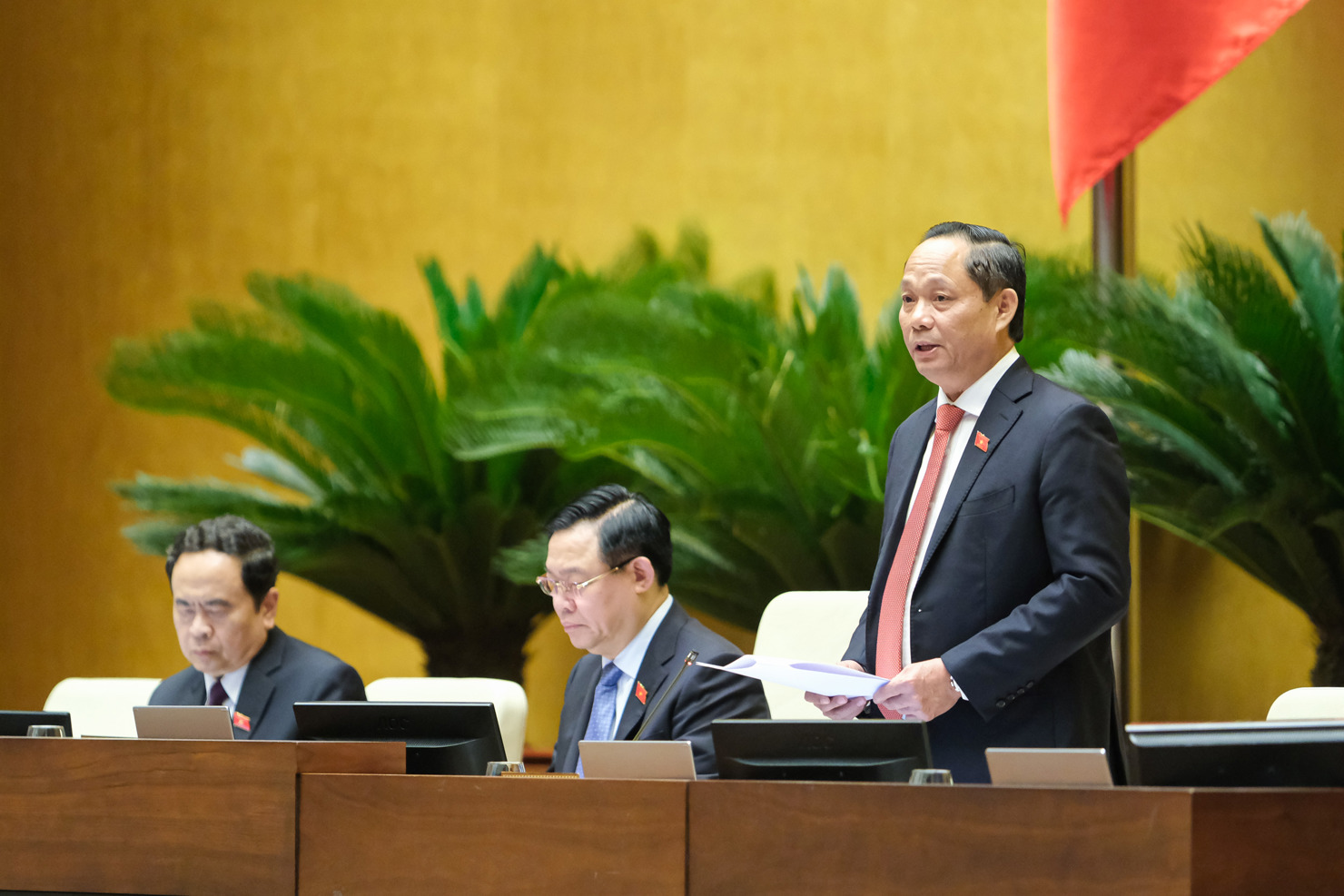 Phó Chủ tịch Quốc hội Trần Quang Phương điều hành phiên thảo luận chiều ngày 2/6.