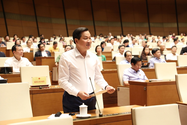 Phó Thủ tướng Chính phủ Lê Minh Khái làm rõ thêm một số vấn đề đại biểu Quốc hội chất vấn.