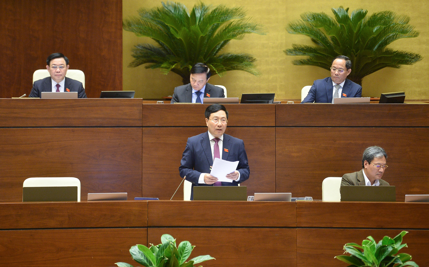 Phó Thủ tướng thường trực Phạm Bình Minh phát biểu tại phiên chất vấn chiều ngày 9/6.