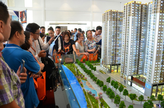 Khách hàng chọn mua căn hộ tại một dự án ở quận 7, TP. Hồ Chí Minh. Nguồn: nld.com.vn