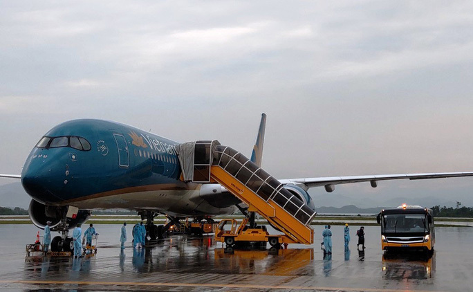 Một chuyến bay đưa người Việt về nước tại Sân bay Vân Đồn
