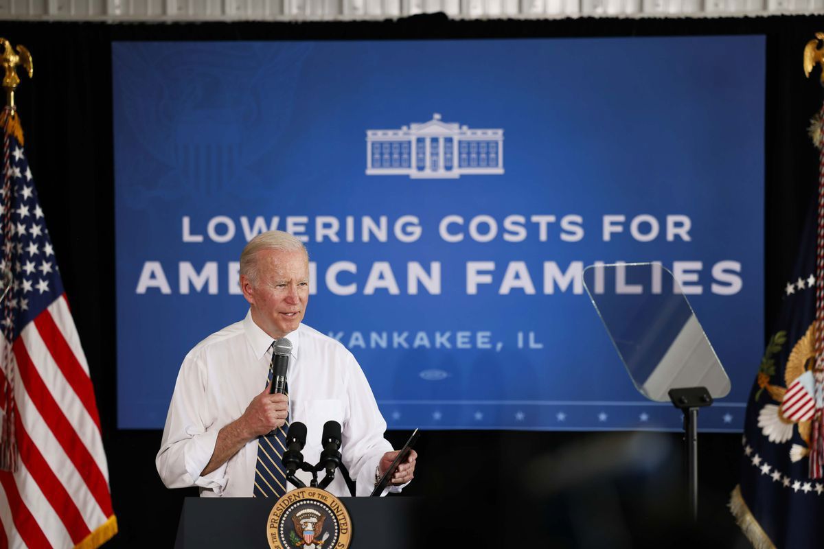 Tổng thống Hoa Kỳ Joe Biden vừa qua đã tái khẳng định chống lạm phát là ưu tiên hàng đầu lúc này của chính phủ nước này và có thể áp dụng mọi công cụ để tìm cách giảm đà tăng giá hàng hoá. Nguồn: Reuters