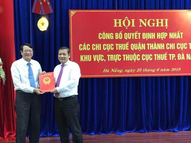 Ông Phi Vân Tuấn, Phó Tổng cục Trưởng Tổng cục Thuế trao quyết định hợp nhất Chi cục Thuế cho đại diện Cục Thuế Đà Nẵng. 