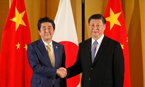 Chủ tịch Trung Quốc Tập Cận Bình (phải) gặp Thủ tướng Nhật Shinzo Abe bên lề hội nghị thượng đỉnh G20 hôm 27/6. Nguồn: Reuters.