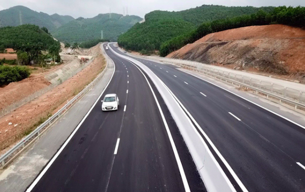 Dự án cao tốc sử dụng vốn đầu tư công là Cam Lộ - La Sơn và Cao Bồ - Mai Sơn sẽ khởi công trong tháng 8.