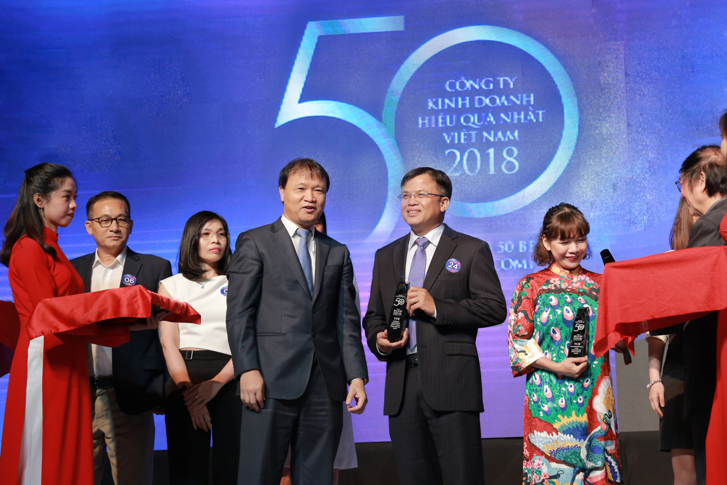 Ông Phan Ngọc Hòa-Phó Tổng giám đốc VPBank nhận giải thưởng “TOP 50 Công ty Kinh doanh Hiệu quả nhất Việt Nam 2018”.