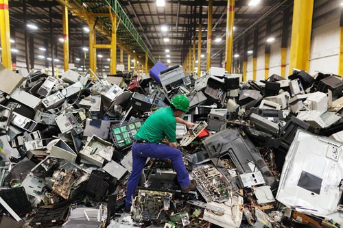 Trong rác thải điện tử có chứa nhiều chất độc hại gây ô nhiễm môi trường nghiêm trọng và ảnh hưởng đến sức khỏe con người. Nguồn: National Geographic.
