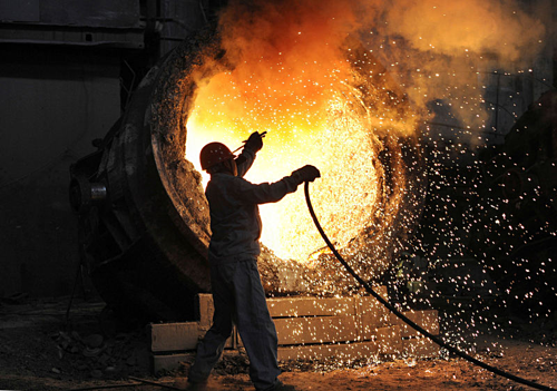 Công nhân làm việc trong một nhà máy thép ở Trung Quốc. Ảnh: Reuters