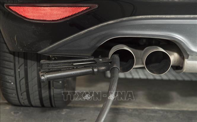 Thiết bị đo độ phát thải được lắp đặt trong ống xả của xe hơi do Tập đoàn Volkswagen sản xuất tại Ludwigsburg, Đức.Nguồn: AFP/TTXVN