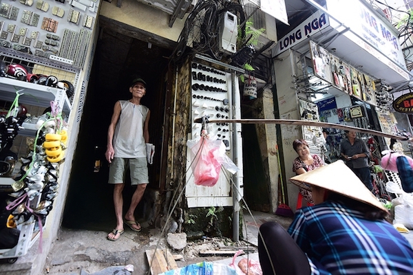  Cảnh chen chúc chật chội trong những căn nhà chật hẹp phố cổ Hà Nội.
