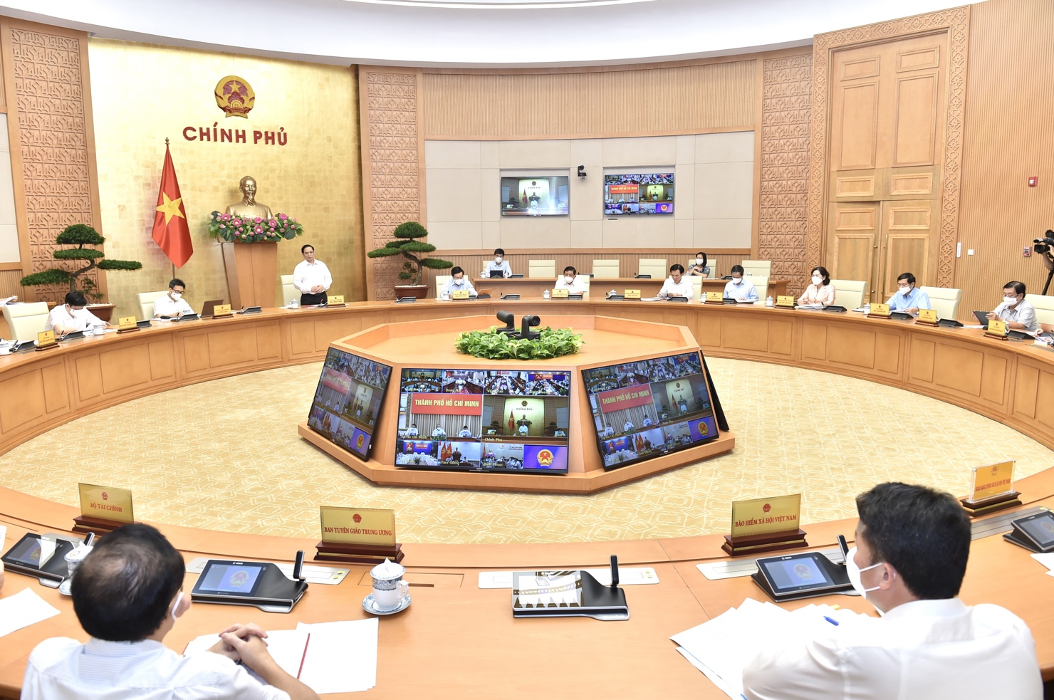 Thủ tướng Phạm Minh Chính chỉ đạo cuộc họp trực tuyến với TP. Hồ Chí Minh và 7 tỉnh lân cận thuộc vùng kinh tế trọng điểm phía Nam về công tác phòng chống dịch COVID-19. Nguồn: chinhphu.vn