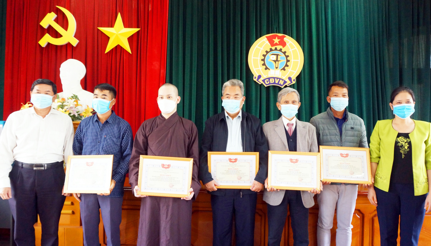 Ủy ban MTTQ Việt Nam tỉnh Bắc Kạn  tặng Bằng khen cho các tập thể trong thực hiện Chương trình phối hợp “Phát huy vai trò các tôn giáo tham gia bảo vệ môi trường và ứng phó với biến đổi khí hậu” giai đoạn 2016 - 2021