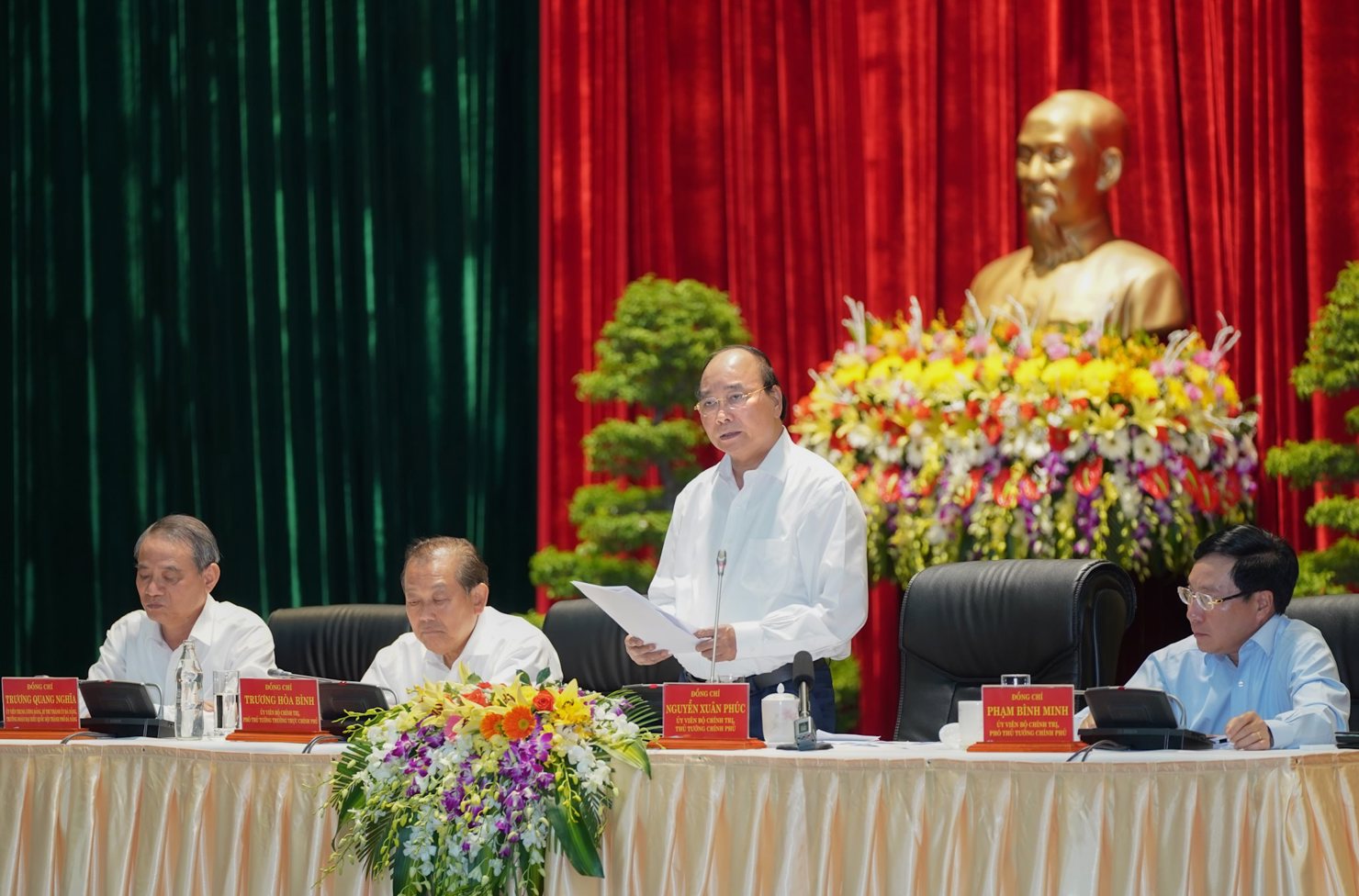 Thủ tướng Chính phủ Nguyễn Xuân Phúc phát biểu chỉ đạo tại buổi làm việc với 12 tỉnh, thành phố Vùng Kinh tế trọng điểm miền Trung và Tây Nguyên.