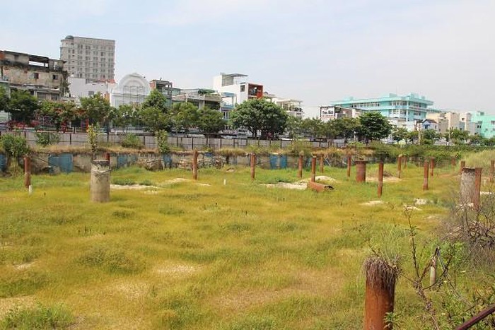 Một dự án thuộc quận Hải Châu, TP. Đà Nẵng chậm triển khai, cỏ mọc um tùm gây lãng phí. Nguồn: Internet.