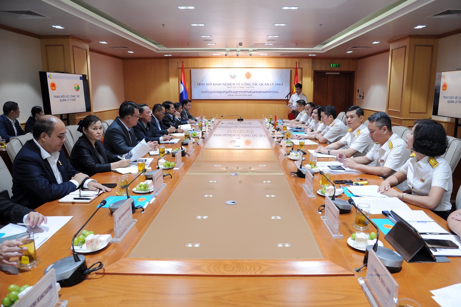 Tổng cục trưởng Cao Anh Tuấn và Bộ trưởng Bộ Tài chính Lào Bounchom Ubonpaseuth cùng lãnh đạo các đơn vị chức năng của Bộ Tài chính Lào và Tổng cục Thuế Việt Nam trao đổi kinh nghiệm về công tác quản lý thuế.