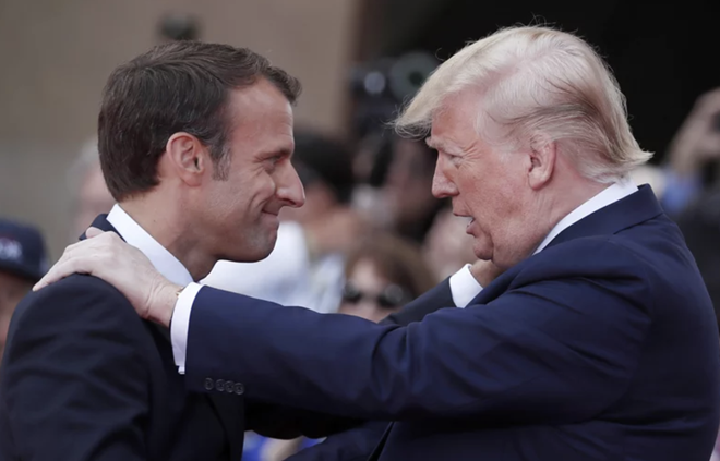 Tổng thống Pháp-Mỹ chào hỏi nhau ở Paris hồi tháng 6. Nguồn: AP
