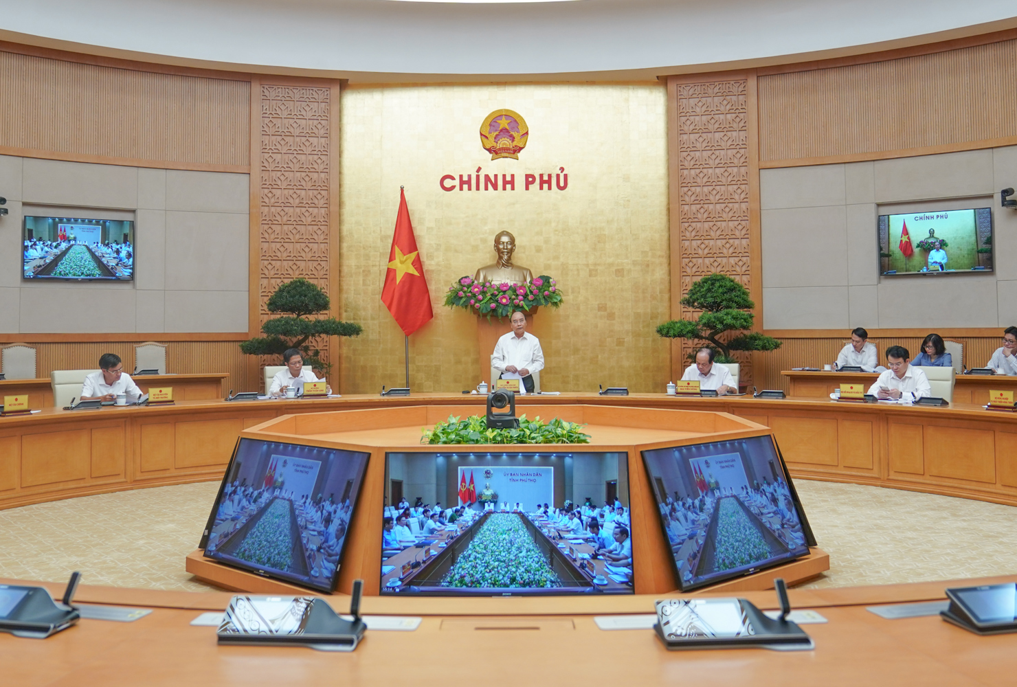 Toàn cảnh buổi làm việc trực tuyến của Thủ tướng Chính phủ với lãnh đạo tỉnh Phú Thọ về tình hình phát triển kinh tế - xã hội địa phương. 