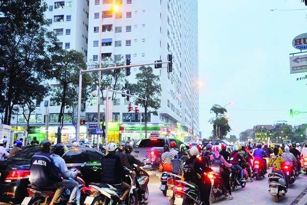 Với mật độ dân số quá cao, hạ tầng giao thông của Khu đô thị Linh Đàm trở nên quá tải. Nguồn: diendanbatdongsan.vn