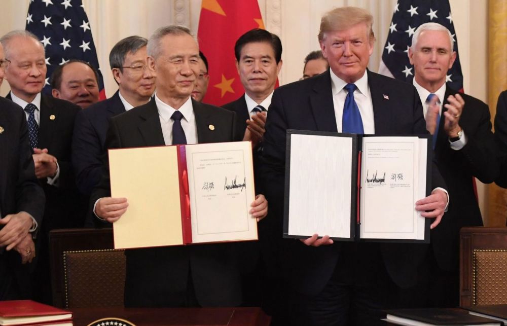 Tổng thống Mỹ Donald Trump (phải, phía trước) và Phó Thủ tướng Trung Quốc Lưu Hạc (trái, phía trước) tại lễ ký thỏa thuận thương mại giai đoạn một ở Washington DC., ngày 15/1. Nguồn: Getty Images.