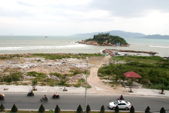 Dự án Nha Trang Sao sai phạm, nghiêm trọng tự ý đổ vật liệu, đất đá lấn mặt nước biển Nha Trang với diện tích trên 22.900 m2.