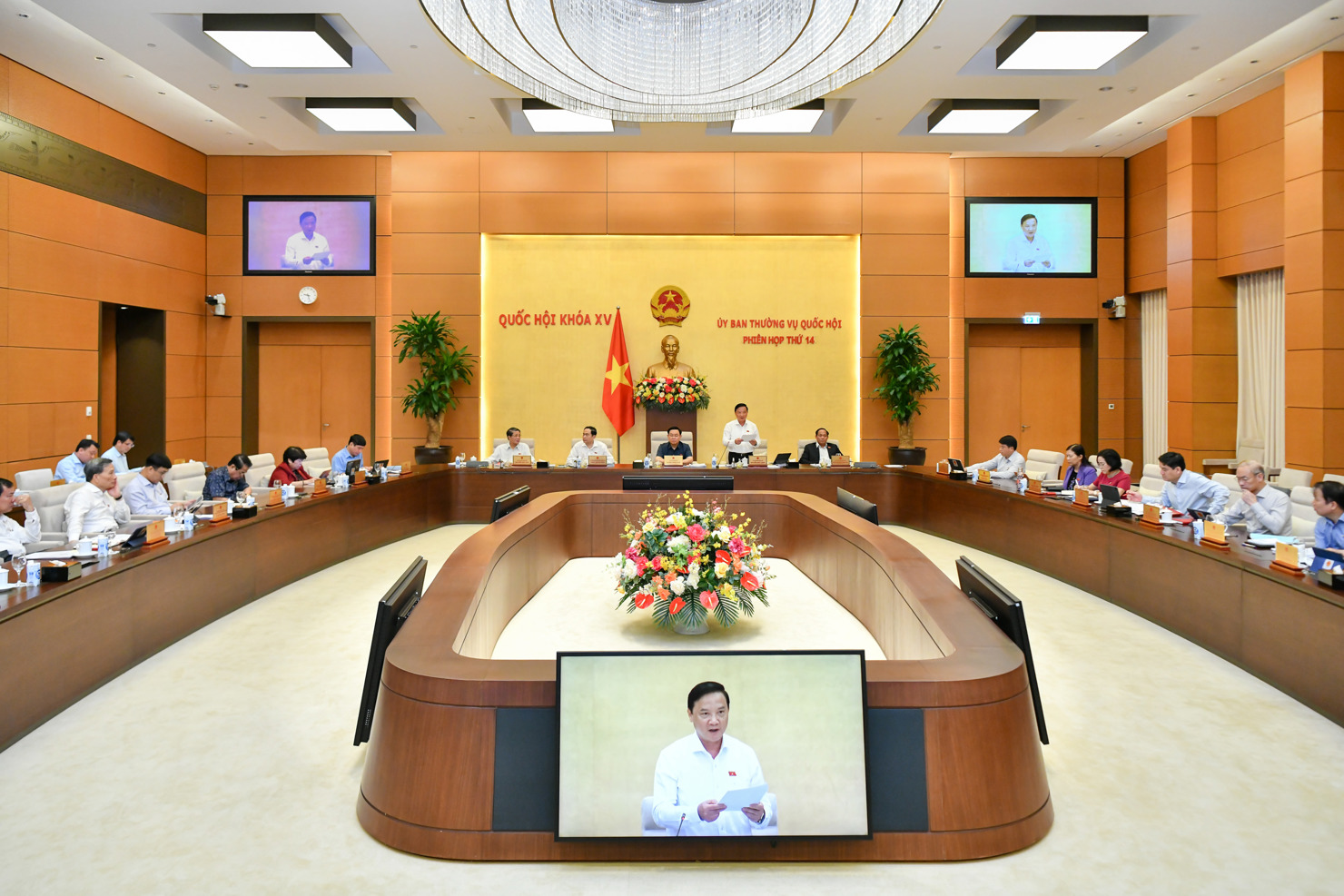 Phó Chủ tịch Quốc hội Nguyễn Khắc Định điều hành Phiên họp.