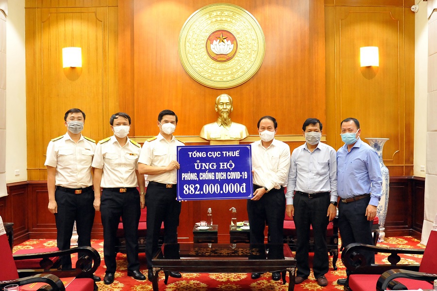 Phó Tổng cục trưởng Tổng cục Thuế Vũ Chí Hùng trao tặng số tiền 882 triệu đồng ủng hộ công tác phòng, chống dịch COVID-19 cho các tỉnh, thành phố phía Nam.
