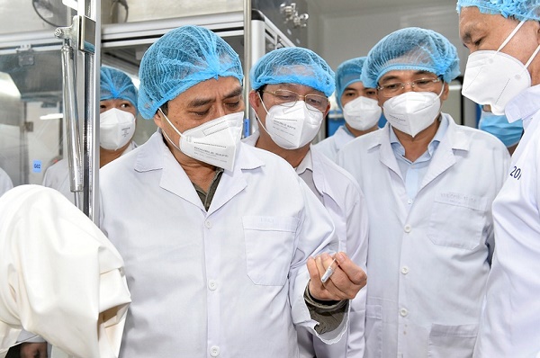 Thủ tướng Phạm Minh Chính thăm Công ty cổ phần Công nghệ sinh học dược Nanogen - đơn vị nghiên cứu, sản xuất vắc xin phòng COVID-19 Nanocovax. Nguồn: chinhphu.vn
