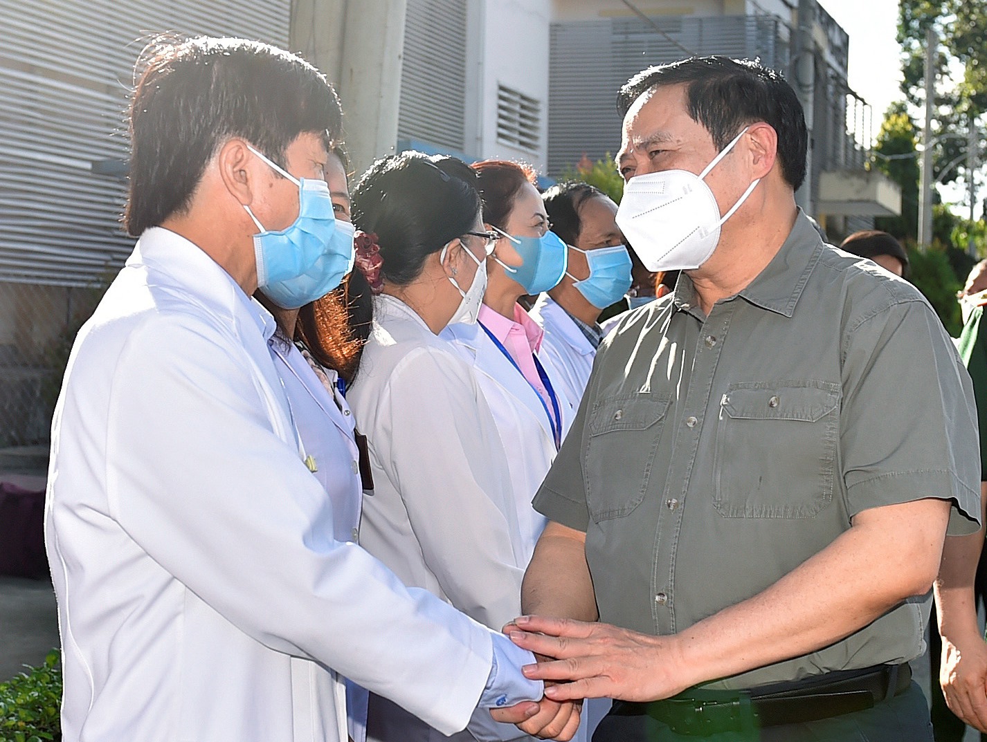 Thủ tướng Phạm Minh Chính động viên đội ngũ y, bác sĩ cả nước nói chung đang ngày đêm chiến đấu bảo vệ sức khỏe người dân. Nguồn: chinhphu.vn 