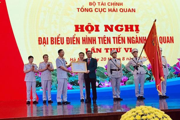 Bộ trưởng Đinh Tiến Dũng thừa ủy quyền của Chủ tịch nước Cộng hòa xã hội chủ nghĩa Việt Nam trao Huân chương Lao động hạng Nhất cho Tổng cục Hải quan.