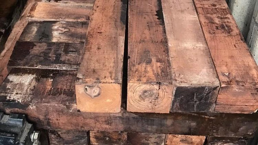 Lực lượng Hải quan phát hiện các container gỗ đã được các đối tượng sơ chế, xẻ thành từng thanh với tổng khối lượng khoảng hơn 1000 m3, ước tính có giá trị khoảng hơn 20 tỷ đồng.