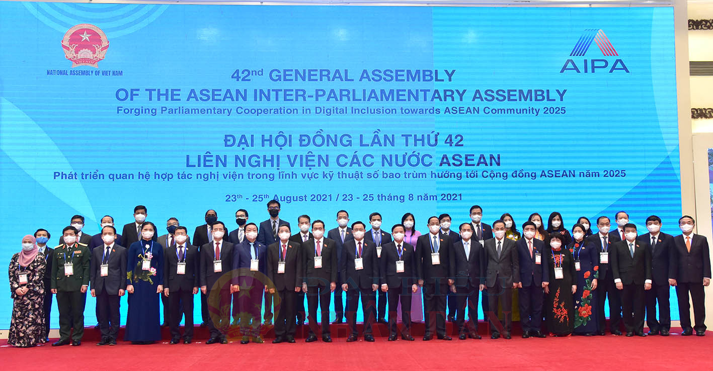Đoàn AIPA Việt Nam chụp ảnh kỷ niệm cùng các đại biểu tham dự phiên khai mạc Hội nghị.